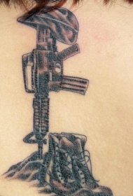 背部M16的鞋和头盔军纪念纹身