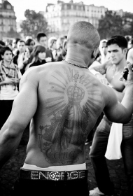 背部黑灰皇冠光芒纹身图案