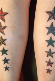 女性手臂彩色五角星纹身图案
