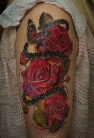 彩色肩部玫瑰与珠宝纹身图片