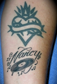 腿部罐装音乐和爱心纹身图案