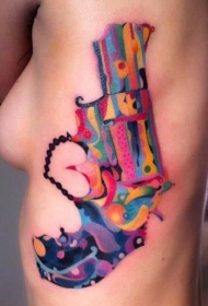 侧肋可爱浪漫风格彩色手枪纹身图案