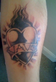 腿部棕色燃烧的爱心与字母纹身