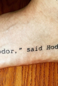 脚背简约的黑色字母纹身图案