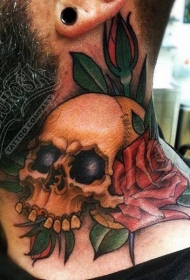 男性脖子上的老式彩色骷髅纹身图片