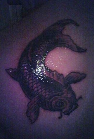 黑色的漂亮锦鲤鱼纹身图案