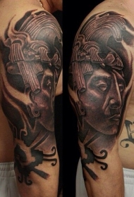 大臂黑灰风格小丑雕像纹身图案