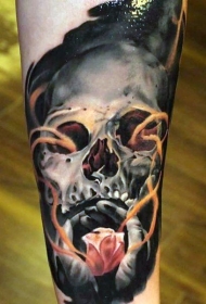 手臂逼真的神秘彩色骷髅与花朵纹身