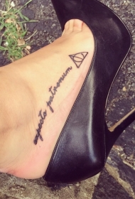 脚背黑色的拼写字母和几何纹身图案