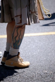 腿部绿色挥舞植物纹身图案