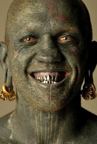 男子脸部可怕的全头刺青图案