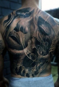 背部写实风格的女人肖像与烟雾骷髅纹身图案