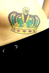 腹部金色的皇冠纹身图案