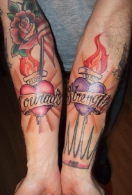 勇气和力量的圣心手臂纹身图案