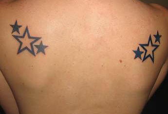 背部一堆黑色的星星纹身图案