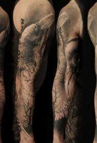 手臂可怕的黑色乌鸦字母和眼睛树纹身图案