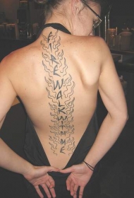 性感女性背部脊椎处个性火焰线条与字母纹身图案