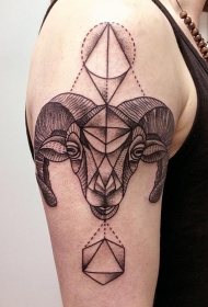 大臂黑色线条点刺山羊头部与几何纹身图案