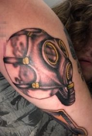女生手臂上创意彩绘面具口罩纹身图片