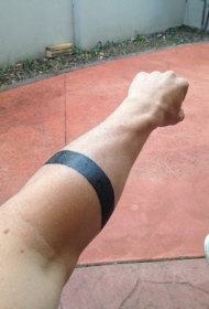 手臂简单的粗线黑色圆圈纹身图案