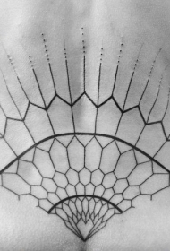 简单的黑色线条装饰背部纹身图案