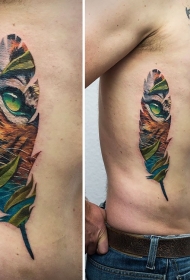 男性侧肋羽毛型彩色老虎纹身图案