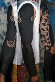 手臂简单大面积黑色纹身图案