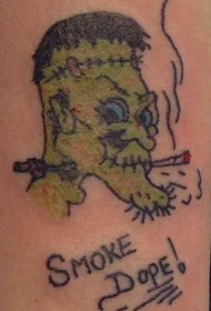 腿部吸大麻的弗兰肯斯坦纹身