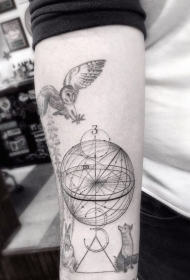 手臂科学风格的黑色地球与动物纹身图案