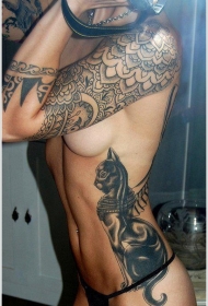侧肋埃及风格雄伟黑猫纹身图案