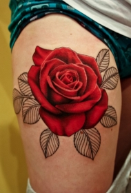 腿部非常逼真的彩色大玫瑰纹身图案