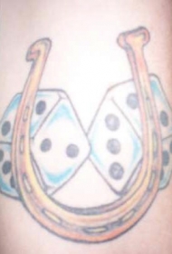 手臂彩色马蹄和骰子纹身图案