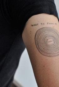简单的黑色线条圆圈和字母手臂纹身图案