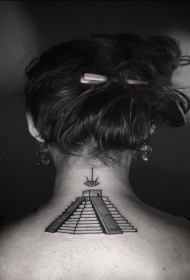 背部小小的黑色玛雅金字塔纹身图案