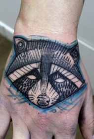 手背素描风格的彩色浣熊纹身图案