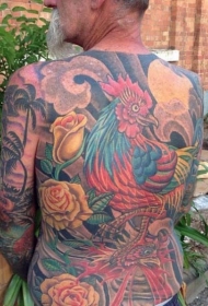 背部梦幻彩绘玫瑰和公鸡纹身图案