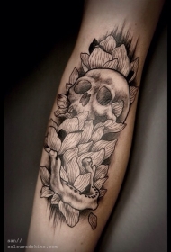 手臂黑色线条人类骷髅与花朵纹身图案
