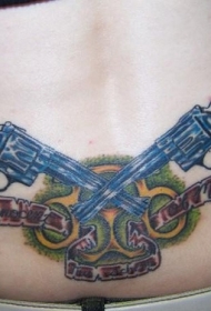 腰部两个蓝色的手枪和玫瑰字母纹身图案