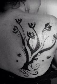 背部简单的黑色部落风格树纹身图案