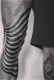 男生大腿上黑色简单个性抽象线条纹身图片