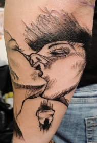 小臂个性的黑色情侣接吻人像纹身图案