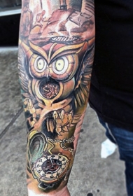 手臂新风格的彩色旧时钟猫头鹰纹身