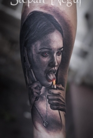 手臂彩色逼真的女人与打火机纹身图案