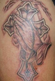 祈祷之手和十字架云朵纹身图案