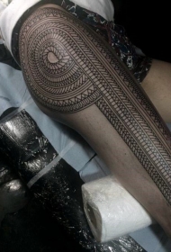 腿部大面积黑色线条部落图腾纹身图案