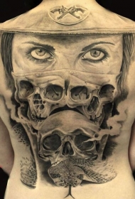 背部创意的骷髅组合纹身图案