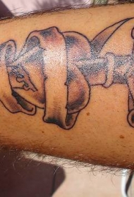 心形和匕首黑灰纹身图案