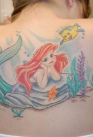 背部神奇的动画场景艾莉尔和比目鱼纹身图案
