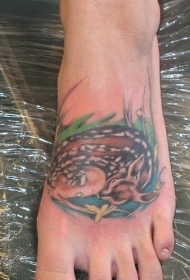 脚背睡觉的彩色小鹿纹身图案