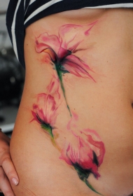腰侧水彩色唯美花朵纹身图案